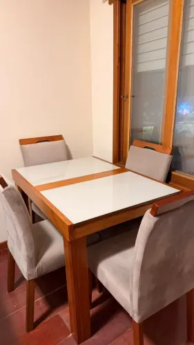Conjunto mesa de jantar + 4 cadeiras