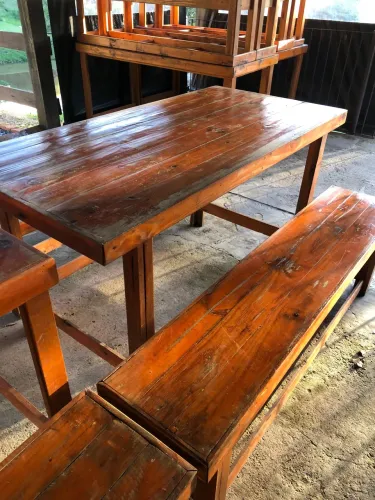 MESA COM BANCOS