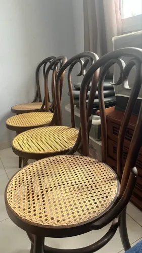Vendo  4 Cadeiras Estilo Thonet em Madeira Curvada com Palhinha Natural. 