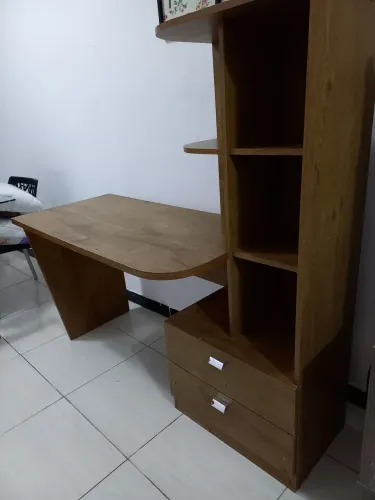 Mesa escrivaninha com gavetas e divisão