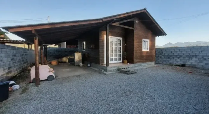 Ótima casa de 2 dormitórios com pátio