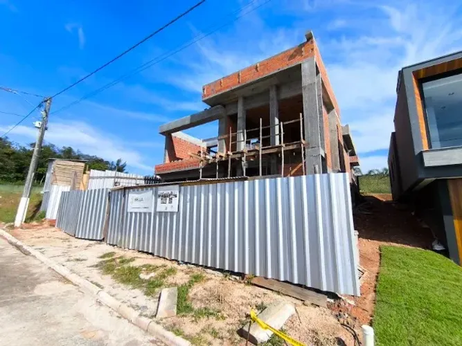 Casa AMPLA 3 dorm + escritório Piscina em condomíno fechado próximo ao centro de Criciúma