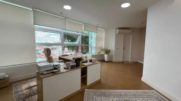 SALA COMERCIAL MOBILIADA PARA LOCAÇÃO NO CONDOMÍNIO GOLDEN OFFICE - JUNDIAÍ/SP