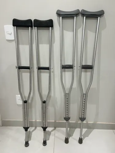 Vendo dois pares de muletas R$150,00 cada par *