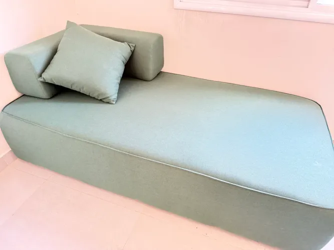 Sofá Divã Verde com Encosto Móvel