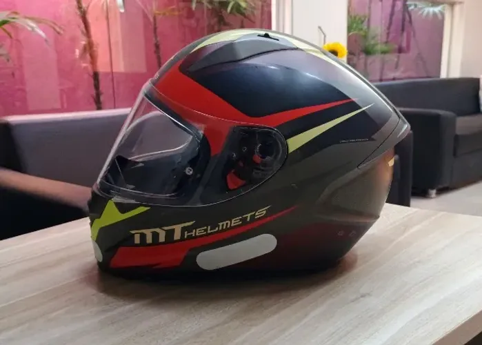 Capacete MT em ótimo estado de conservação