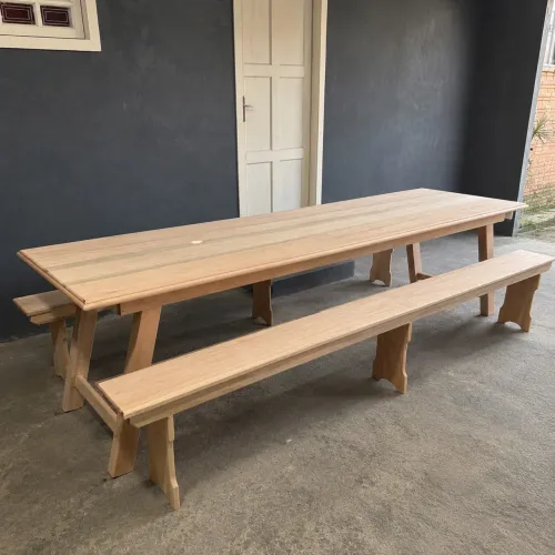 MESA COM BANCOS EM MADEIRA DE EUCALIPTO ROSA