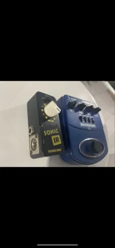 Behringer V-Tone Guitar GDI 21 e um Sonicake Sonic IR. 