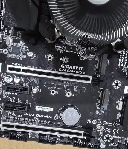 Kit Placa Mãe Gigabyte C246M-WU4 + Intel Xeon E-2104G + 16GB DDR4