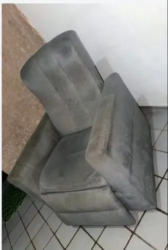 Poltrona reclinável semi nova. 
