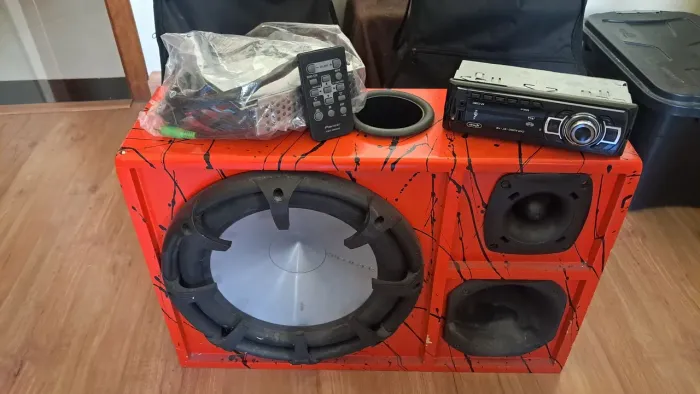 Caixa de som HURICANE para carro, sem uso. Acompanha potencia e radio