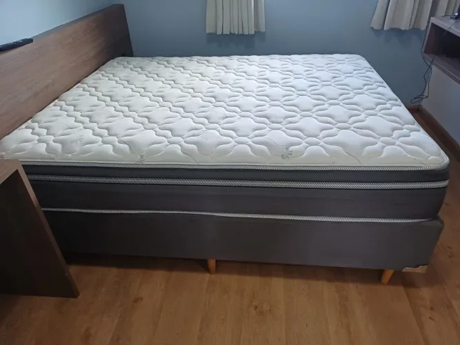 Cama box queen em ótimo estado