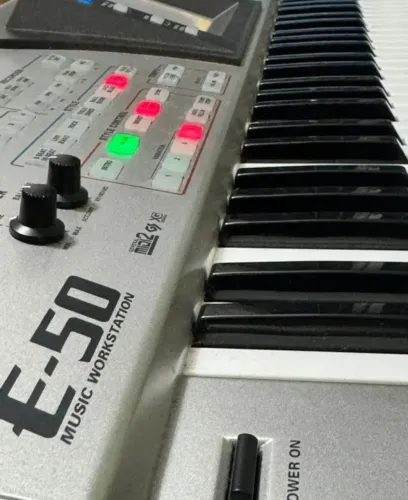 Vende se teclado Roland E 50