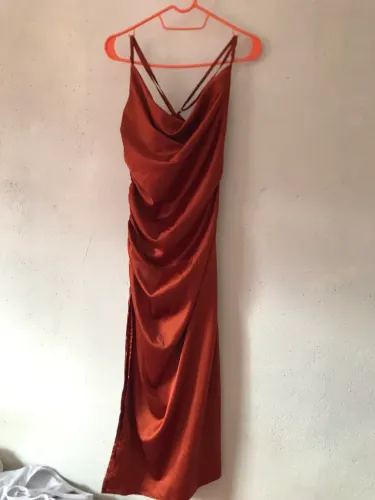 Vestido de cetim marrom