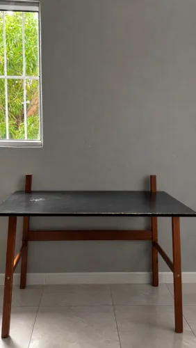 MESA DE ESTUDOS / ESCRIVANINHA COM PÉS DE MADEIRA