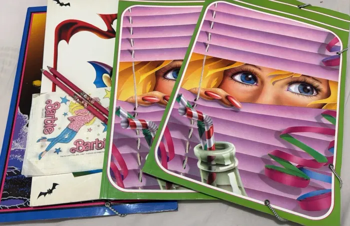 Kit escolar intes antigos, contendo 3 lápis + 4 pastas + 1 guardanapo Barbie ( RESERVADO )