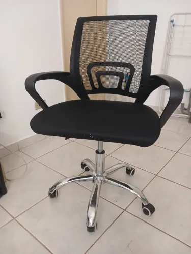 Cadeira de Escritório Giratória Mesh Preta com Base Cromada
