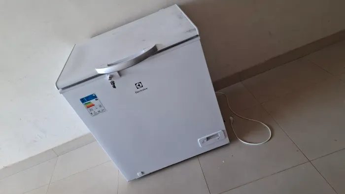 Freezer horizontal 222L (todo original) Semi novo.