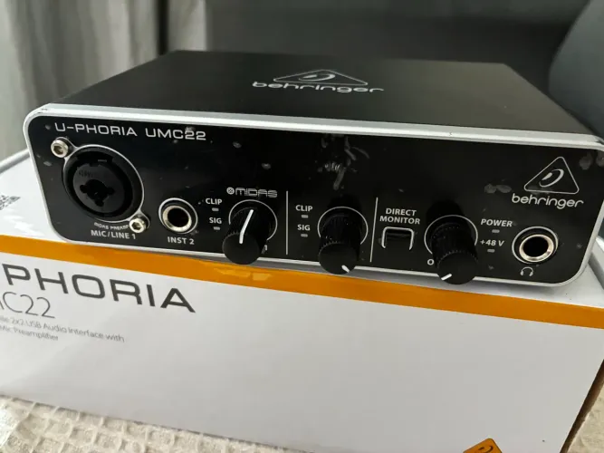 Interface de áudio Behringer UMC22