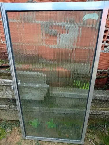 Folha de Janela de Alumínio com Vidro - 50x98 cm