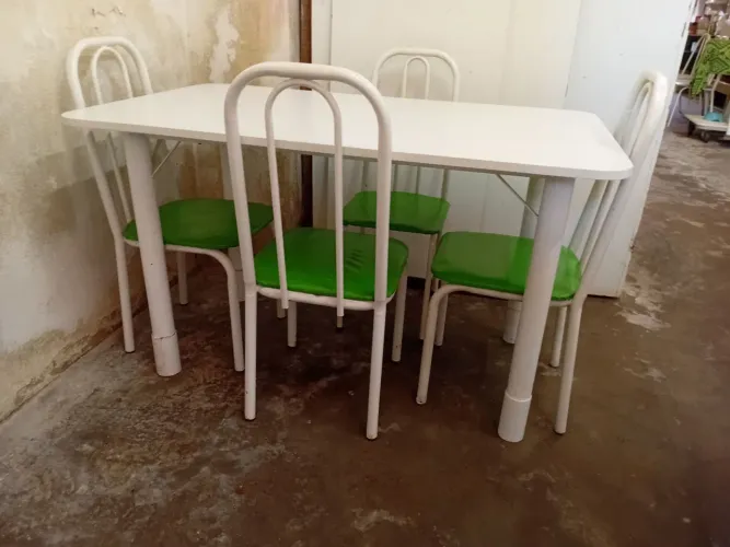 Mesa com 4 cadeiras