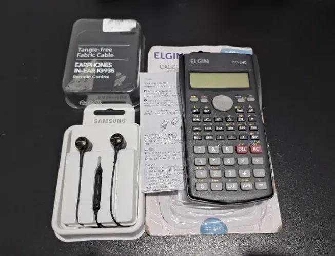 Kit Calculadora Científica Elgin CC-240 + Fone de Ouvido Samsung In-Ear IG935 P2 com fio