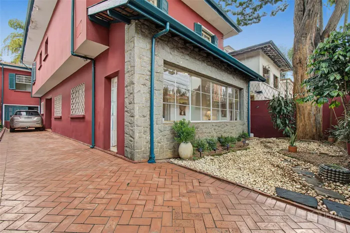 Casa em rua tranquila no Jardim Paulistano