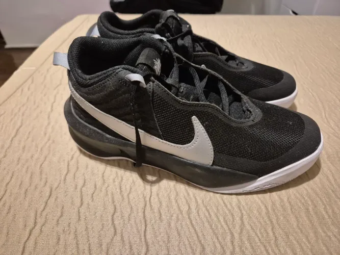 Tenis Nike HustledDx SU21 importado usado 1 vez.