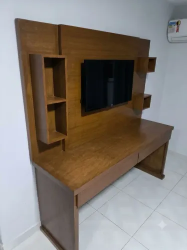 Escrivaninha com duas gavetas e painel de tv