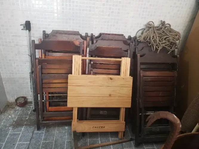 Mesa e cadeiras de madeira