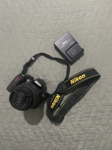 Máquina Nikon com lente e case