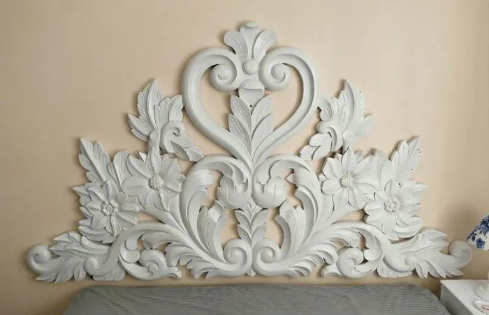 Linda cabeceira de cama em madeira
