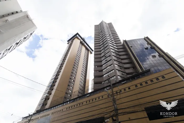 Conjunto comercial no CENTRO CIVICO com 79,16m²