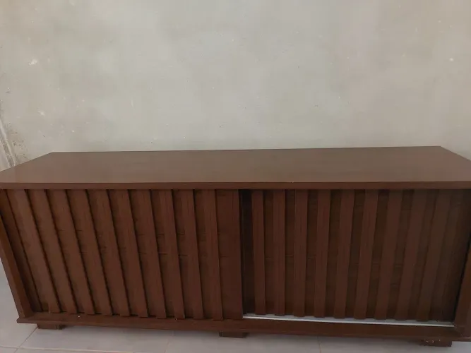 Vendo sofá retrátil 3m preto bem conservado precisando higienizar, buffet e mesa 6 lugares