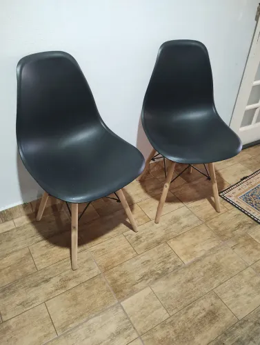Cadeira Eames effiel pés de madeira 