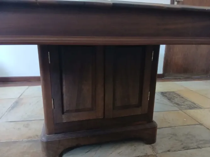 Mesa de jantar antiga de madeira maciça com armário embutido na base