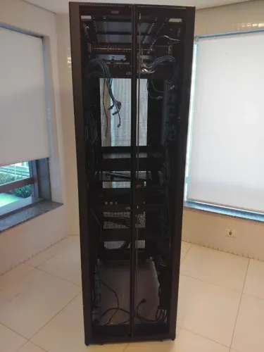 Rack APC 42U + MONITOR APC AP5717 LCD 17, TECLADO E MOUSE