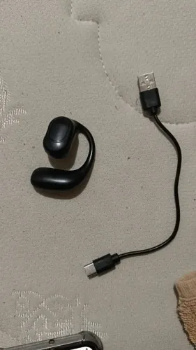 Fone de ouvido (acompanha com carregador)