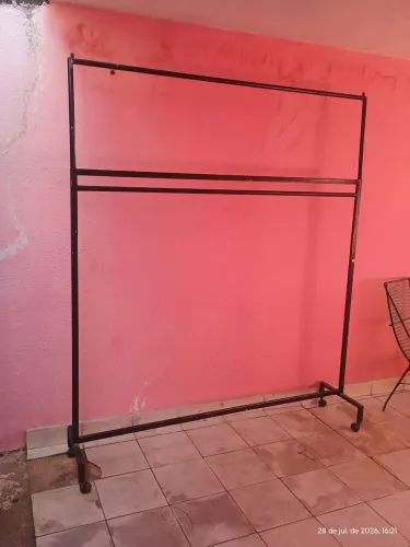 ARARA DE ROUPAS