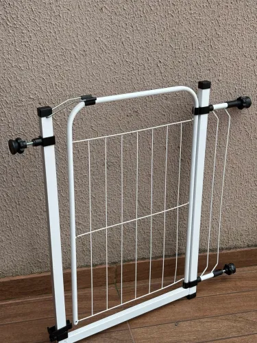 Portãozinho de porta para crianças ou animais 