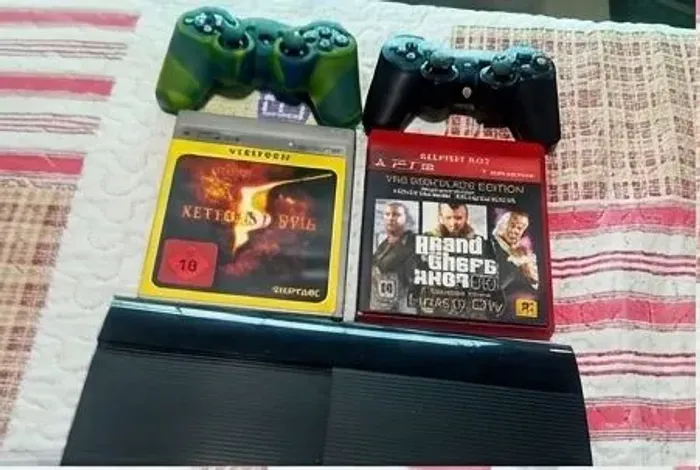 PS3 Super Slim, bloqueado, 2 jogos 2 controles!!!