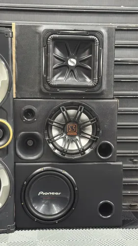 Caixa subwoofer automotiva 