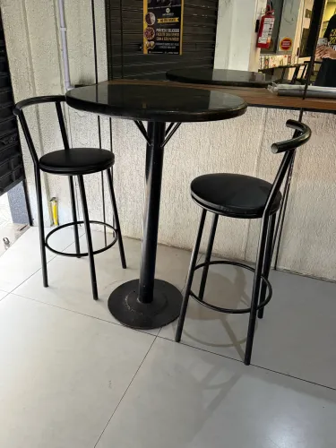 Mesa e banquetas altas (conjunto)