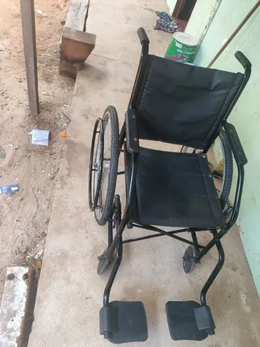 Vendo uma cadeira de rodas