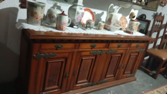 Balcão em cerejeira com detalhes em metal