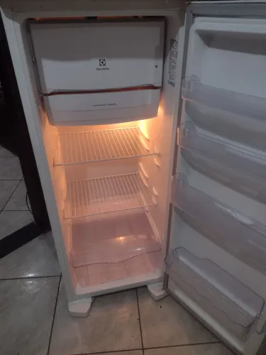 Geladeira Eletrolux seminova, entrega grátis.