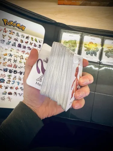 Fichário com Zíper Álbum PokéSelva® Super Premium + 151 Cartas Kanto + 151 Sleeves