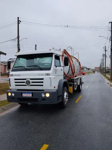 Caminhão limpa fossa 80mil km