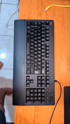 Teclado logitech g213