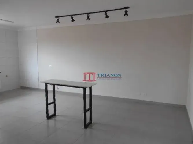 Kitnete na Vila Independência, atrás da padaria Santa Isabel, com uma vaga de garagem